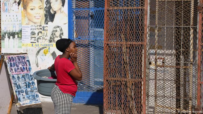 Südafrika Kapstadt Menschen 2018 Township LANGA Schönheitssalon im Township Kapstadt Township