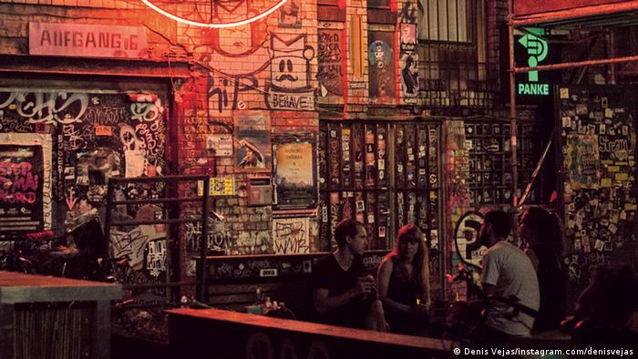 Panke Bar von außen mit stark bemalter und beklebter Wand und rotem Licht (Foto: Denis Vejas/instagram.com/denisvejas).