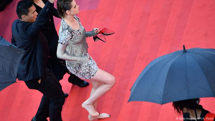 Kristen Stewart walks barefoot on the red carpet (photo: Getty Images/AFP/A. Pizzoli).