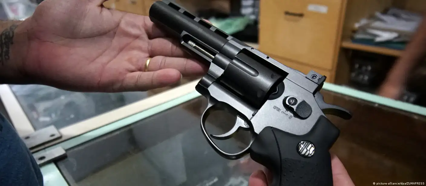Fachin veta tarifa zero na importação de revólver e pistola