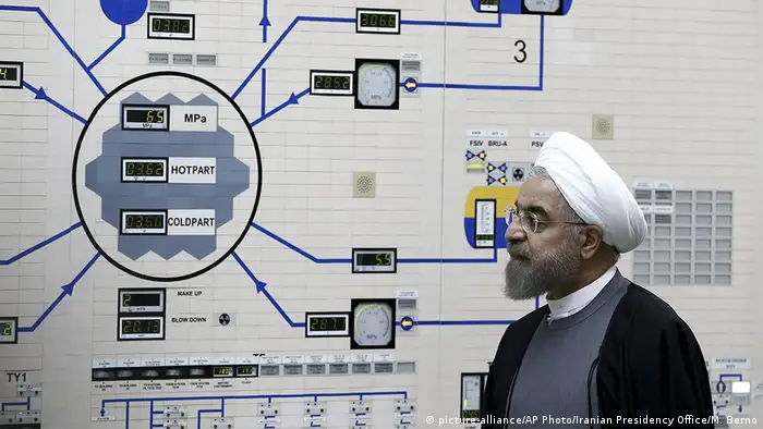 Iranian President Hassan Rouhani at the Bushehr nuclear power plant (picture-alliance/AP Photo/Iranian Presidency Office/M. Berno)