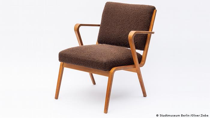 Brown armchair (Stadtmuseum Berlin /Oliver Ziebe)