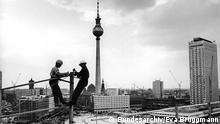 Deutschland Ausstellung l OST-BERLIN Die halbe Hauptstadt - Bauarbeiter bei Montagearbeiten