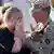 Soldat beruhigt Frau (Foto: AP)