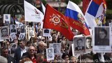 BELGRADE, SERBIA - MAY 9, 2017: People take part in an Immortal Regiment memorial event marking the 72nd anniversary of the Victory over Nazi Germany in the 1941-1945 Great Patriotic War, the Eastern Front of World War II. Oksana Toskic/TASS Foto: Oksana Toskic/TASS/dpa |
