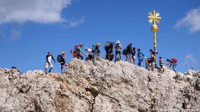 Bergsteiger und Wanderer am Gipfel der Zugspitze (picture-alliance/imageBROKER/H. Dobler)