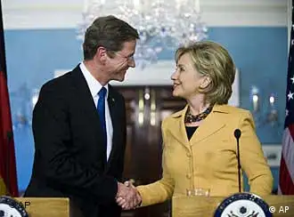 韦斯特韦勒与希拉里·克林顿握手