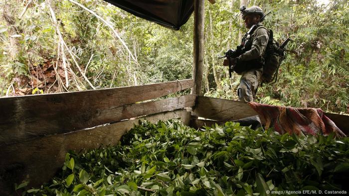 Foto de soldado cerca de un laboratorio de procesamiento de coca