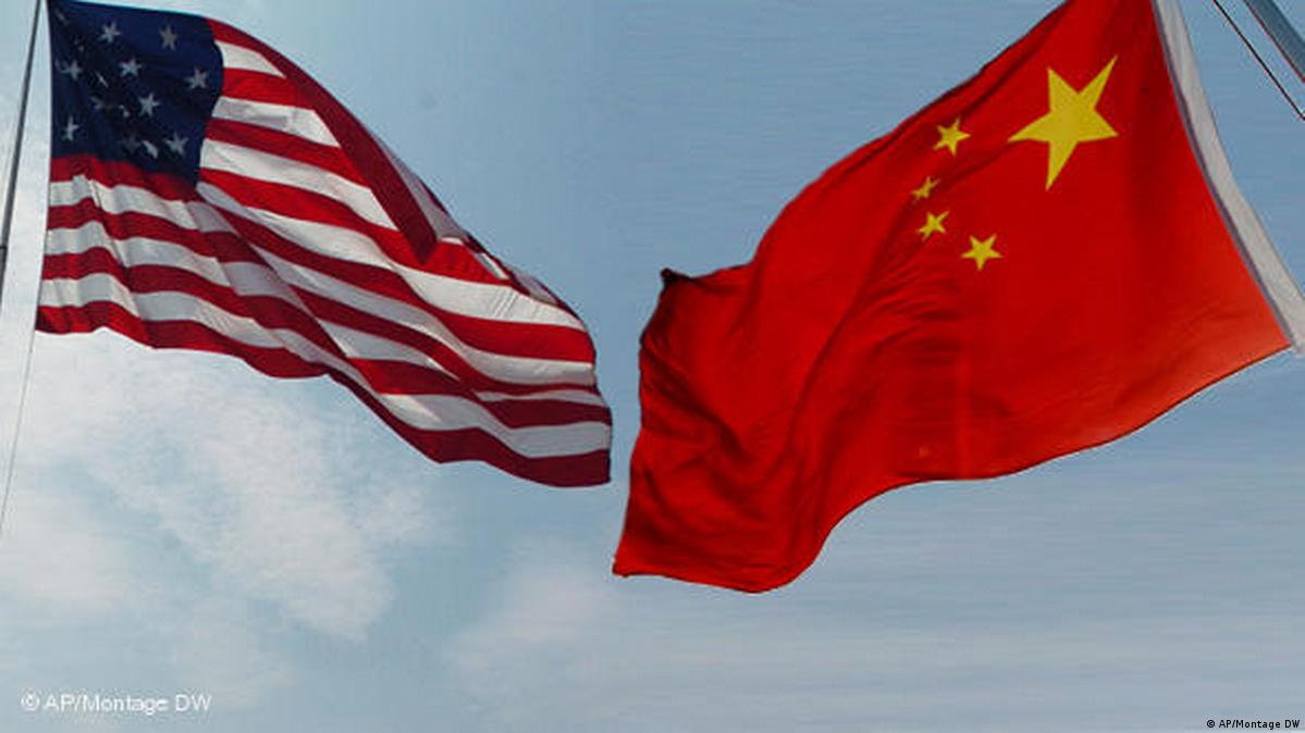 图为中国和美国国旗