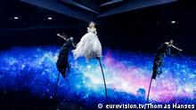 Drei Frauen werden an langen Stöcken über der Bühne hin und her geschwenkt (eurovision.tv/Thomas Hanses)