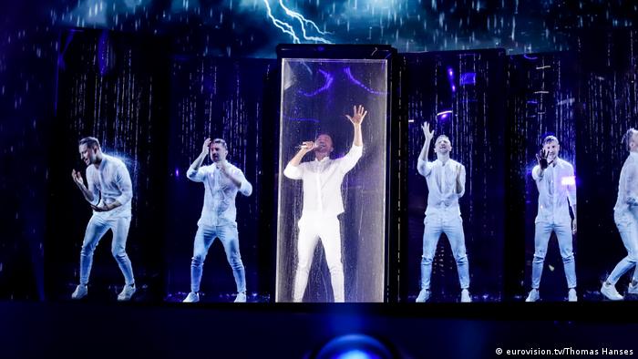 Rehearsals ESC 2019: Sergey Lazarew onstage surrounded by projections of himself on several screens (eurovision.tv/Thomas Hanses)