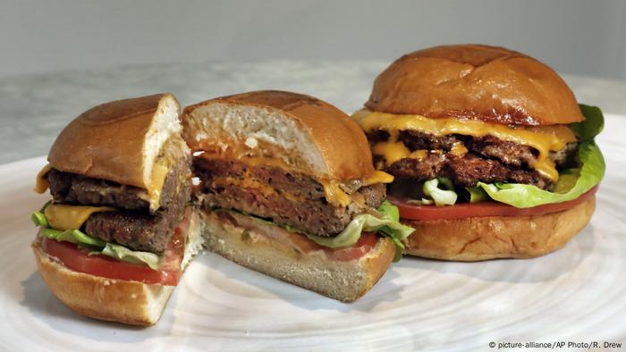 An Original Impossible Burger, left, and a Cali Burger, from Umami Burger, are shown in this photo in New York (picture-alliance/AP Photo/R. Drew)