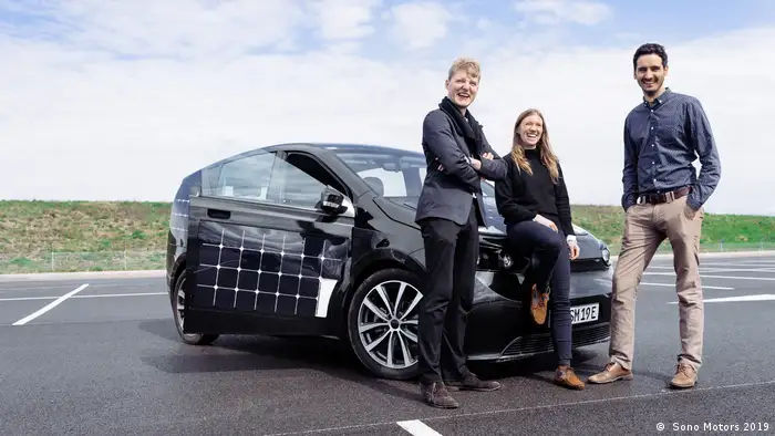 Drei Menschen vor einem Elektroauto mit Solarzellen (Foto: Sono Motors 2019)