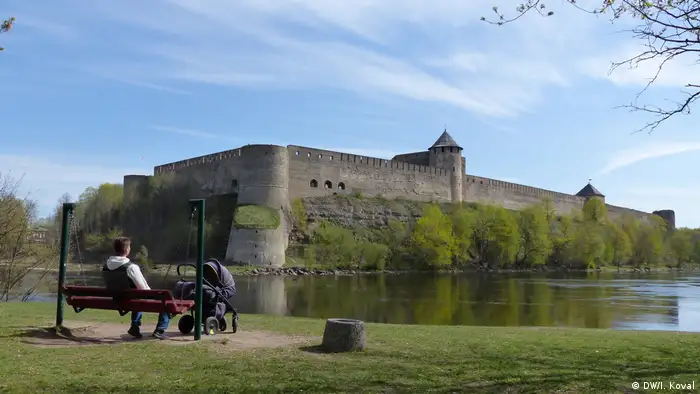 Вид на Ивангородскую крепость с эстонского берега