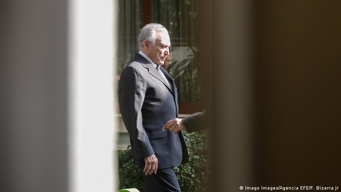 Brasilien Sao Paulo - Brasiliens ehemaliger Präsident Michel Temer verlässt sein Haus für eine weitere Haftstrafe (Imago Images/Agencia EFE/F. Bizerra Jr)