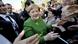 Rumänien Sibiu - Angela Merkel grüßt die Menge zum EU Gipfel Rumänien Sibiu - Angela Merkel grüßt die Menge zum EU Gipfel