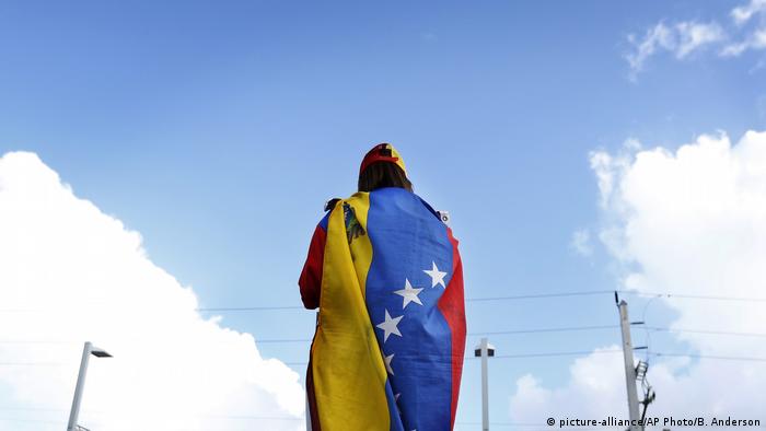 Frau in eine venezolanische Flagge eingehüllt