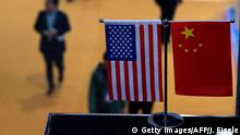 China Schanghai Fahnen USA und China