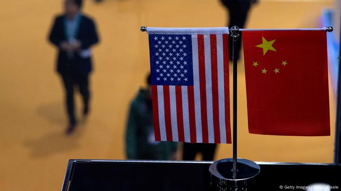 China Schanghai Fahnen USA und China (Getty Images/AFP/J. Eisele)