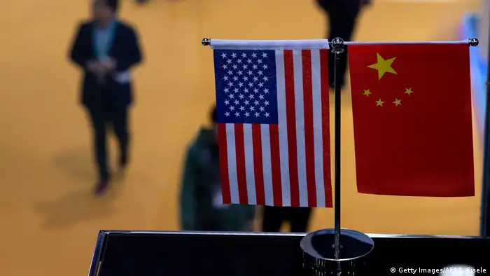 China Schanghai Fahnen USA und China