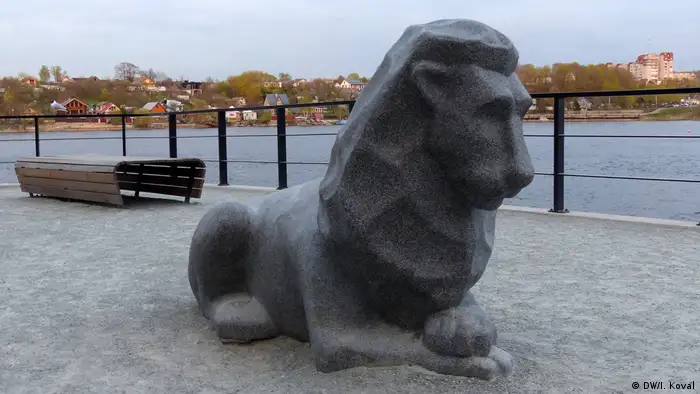 Скульптура льва-самца на променаде в Нарве 