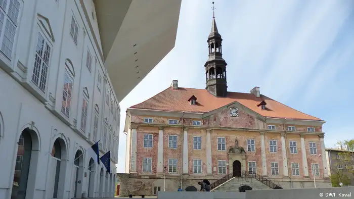 Городская ратуша и здание Нарвского колледжа Тартуского университета