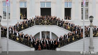 Beethoven-Orchester-Bonn steht auf den Treppen des Rathauses