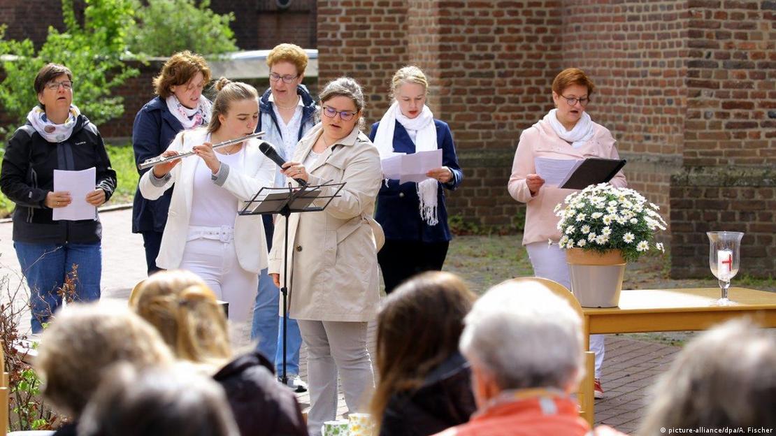 Concierto y servicio religioso ofrecidos por mujeres.