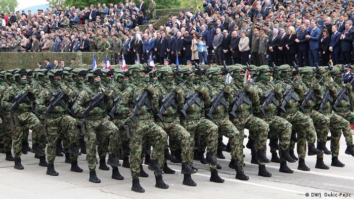 Serbian soldiers marching in Nis