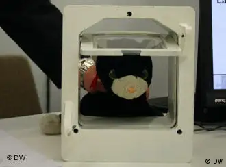一种带有电子感应器的出入门，通过它可以检测到家猫是否将死老鼠带回家
