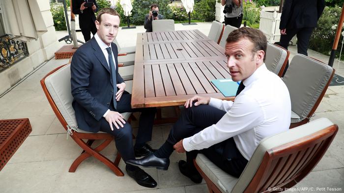 Frankreich Paris | Emmanuel Macron, Präsident & Mark Zuckerberg, CEO Facebook (Getty Images/AFP/C. Petit Tesson)