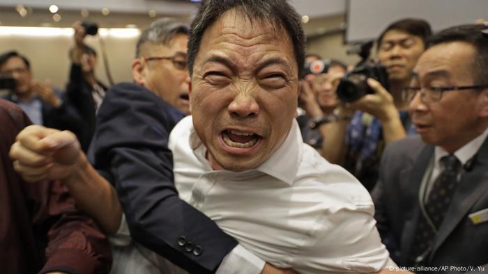 Hongkong Auseinandersetzungen im Parlament | Wu Chi-wai (picture-alliance/AP Photo/V. Yu) Hongkong Auseinandersetzungen im Parlament | Wu Chi-wai (picture-alliance/AP Photo/V. Yu)