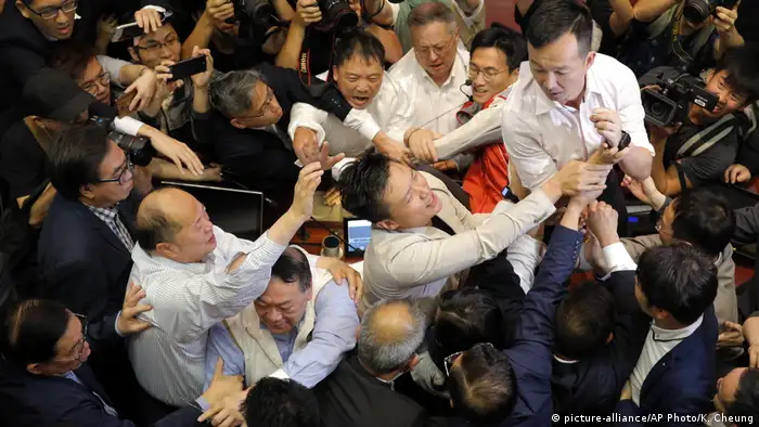 Hongkong Auseinandersetzungen im Parlament