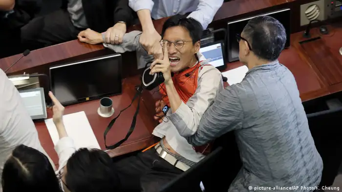 Hongkong Auseinandersetzungen im Parlament | Eddie Chu
