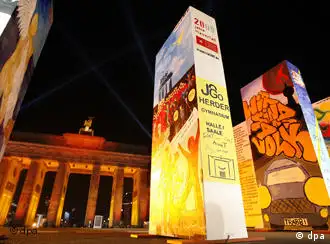 柏林市民和游客搭起象征柏林墙的“多米诺”