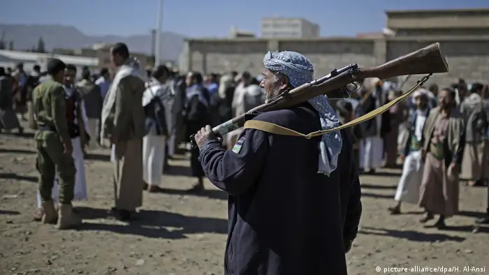 مقاتلون من جماعة الحوثيين يحملون السلاح في تجمع في العاصمة اليمنية صنعاء (أرشيف 19/12/2018)