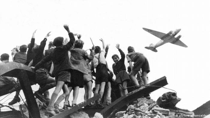 Children watch a plane land in Berlin in 1948 (picture-alliance/dpa)