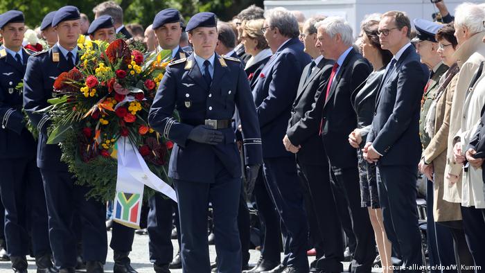 German soldiers carry a wreath (picture-alliance/dpa/W. Kumm)