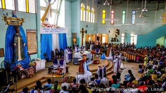 Ataque a iglesia en Burkina Faso deja 24 muertos y 18 heridos | El Mundo | DW Ataque a iglesia en Burkina Faso deja 24 muertos y 18 heridos | El Mundo | DW
