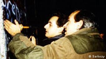 Nicolas Sarkozy and Alain Juppe by the Berlin Wall, at some point in November 1989
