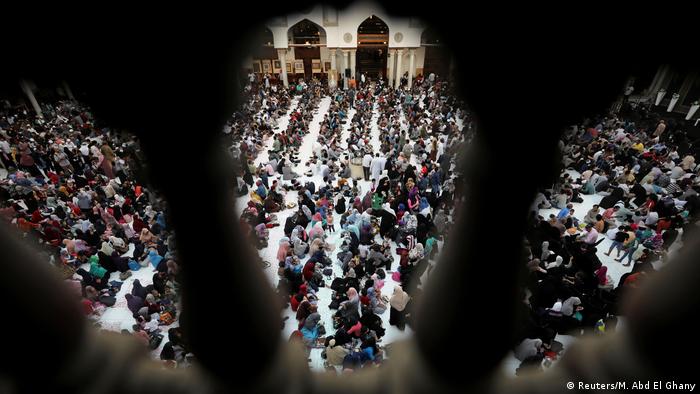 مصر تغلق دور العبادة بسبب كورونا