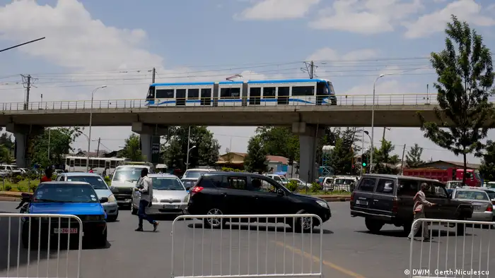 Addis Ababa's electric railway on a bridge over a street jammed with cars (DW/M. Gerth-Niculescu )