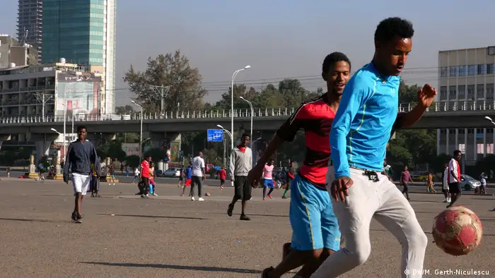 Young boys playing football on the streets of Addis Ababa (DW/M. Gerth-Niculescu )