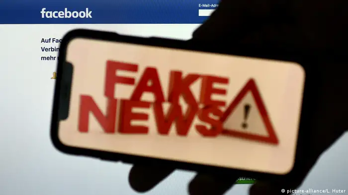 Symbolbild Facebook Fake News (picture-alliance/L. Huter)