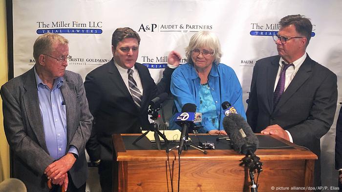 Das Ehepaar Alva und Alberta Pilliod mit ihren Anwälten Brent Wisner und Michael Miller: Ein Gericht in Oakland sprach dem Paar zwei Milliarden Dollar Schadenersatz zu wegen einer Krebserkrankung beider durch die Nutzung von Glyphosat. 