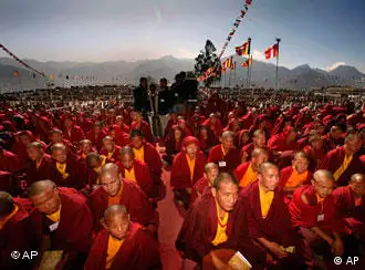 2009年11月9日信众在印中争议地区达旺听达赖喇嘛弘法