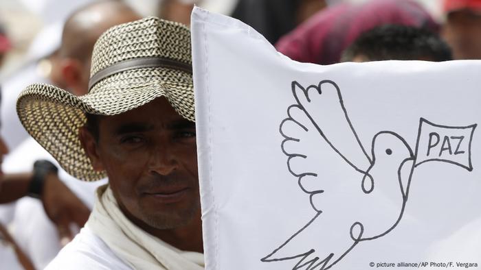 Una bandera con una paloma de la paz en Buenavista, Colombia.