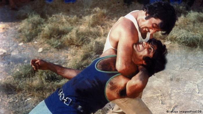 Film still Amar Akbar Anthony, two men grappling. (Imago Images/Prod.DB)