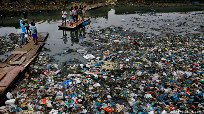 Trash in a river (photo: picture-alliance/AP Photo/R. Maqbool)