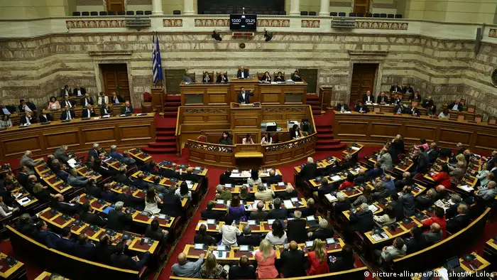 Premierminister Alexis Tsipras (am Pult) hält eine Rede vor dem Parlament (Archivbild)